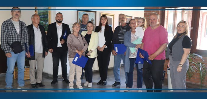 У општини Гроцка уручени уговори о додели грађевинског материјала за породице избеглица и интерно расељених лица