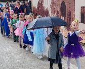 Малишани у маскама прошетали Грочанском чаршијом